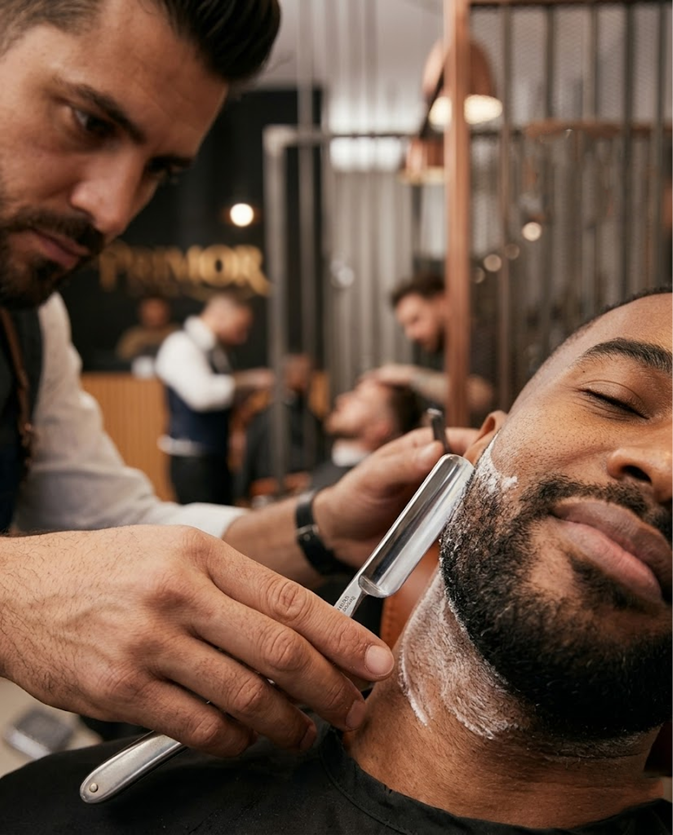Barbeiro Primor realizando barba clássica com navalha